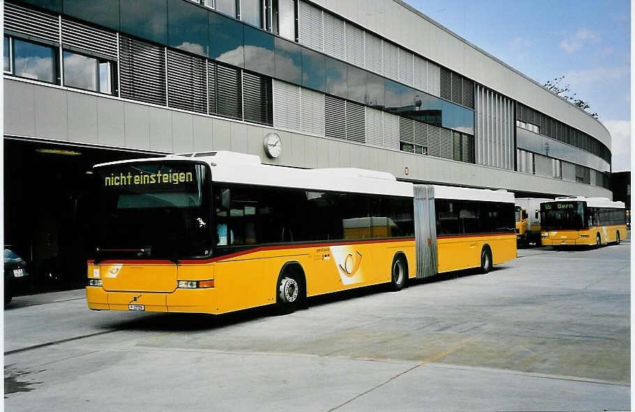 (043'028) - PTT-Regie - P 27'729 - Volvo/Hess am 1. September 2000 in Bern, Postautostaion