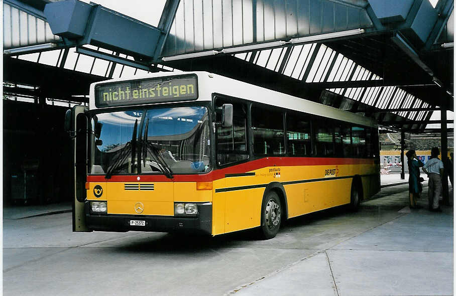 (043'029) - PTT-Regie - P 25'372 - Mercedes/Lauber am 1. September 2000 in Bern, Postautostation