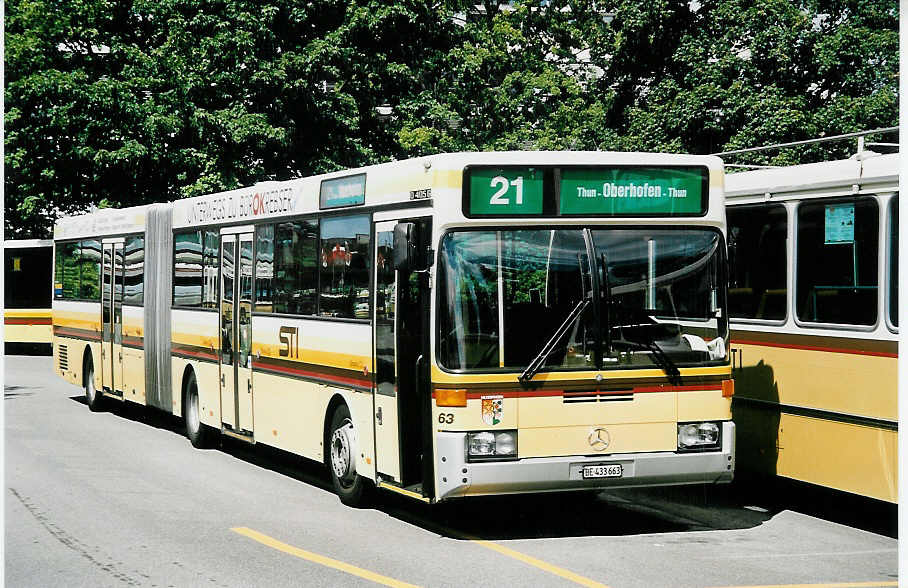 (043'034) - STI Thun - Nr. 63/BE 433'663 - Mercedes am 2. September 2000 bei der Schifflndte Thun