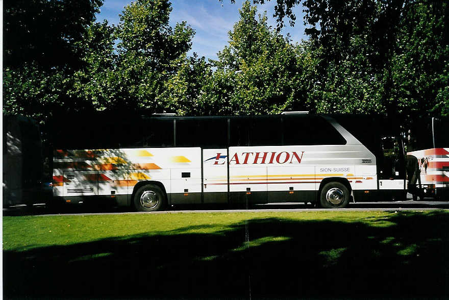 (043'125) - Lathion, Sion - Nr. 33/VS 12'895 - Mercedes am 9. September 2000 in Thun, Lachen