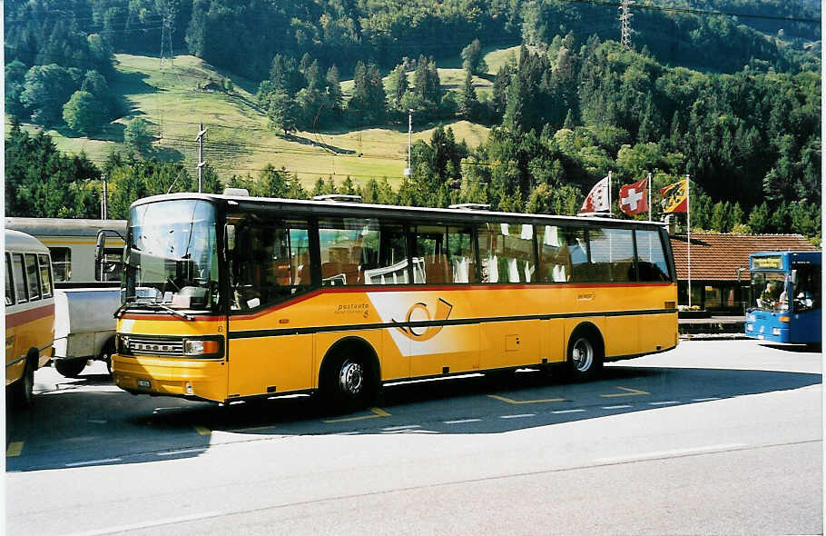 (043'137) - Geiger, Adelboden - Nr. 8/BE 92'064 - Setra (ex P 25'053) am 10. September 2000 beim Bahnhof Reichenbach