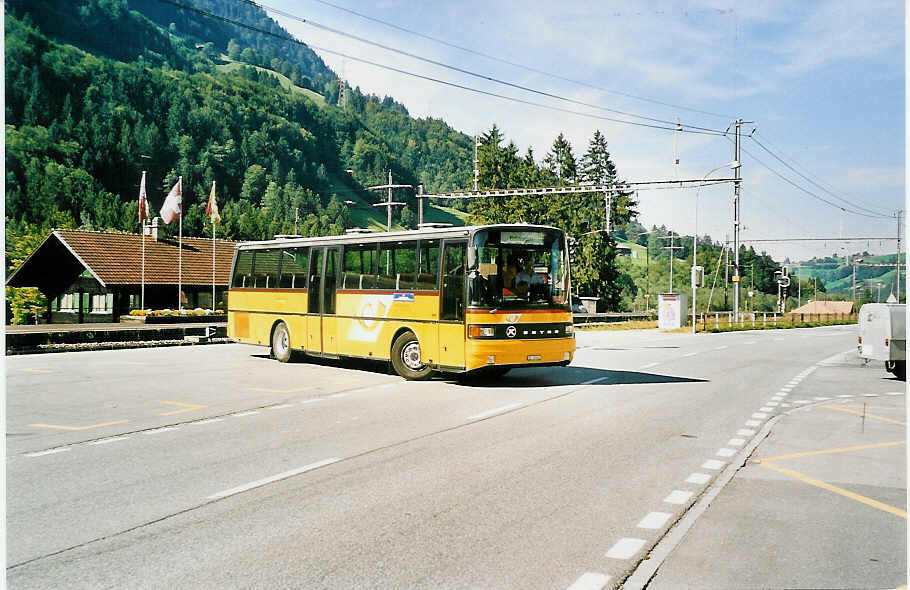 (043'203) - Geiger, Adelboden - Nr. 8/BE 92'064 - Setra (ex P 25'053) am 10. September 2000 beim Bahnhof Reichenbach