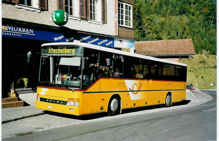 (043'418) - Schmocker, Stechelberg - Nr. 1/BE 476'514 - Setra am 8. Oktober 2000 beim Bahnhof Lauterbrunnen