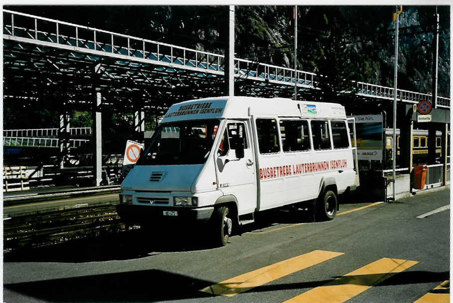 (043'421) - Wyss, Isenfluh - BE 475 - Renault am 8. Oktober 2000 beim Bahnhof Lauterbrunnen