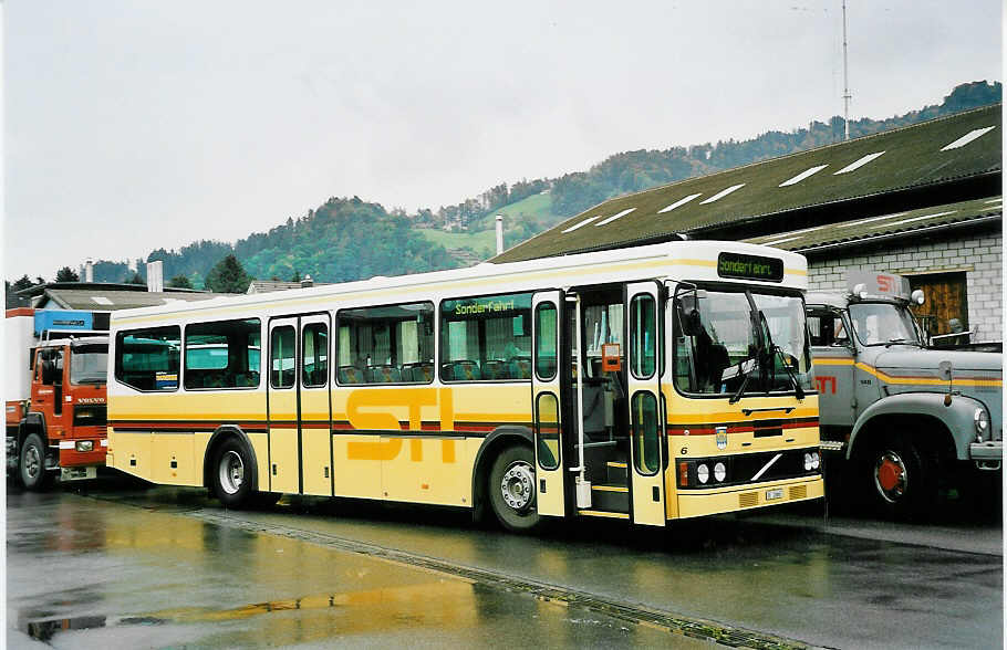 (043'502) - STI Thun - Nr. 6/BE 26'667 - Volvo/FHS (ex TSG Blumenstein Nr. 6) am 11. Oktober 2000 in Thun, Garage