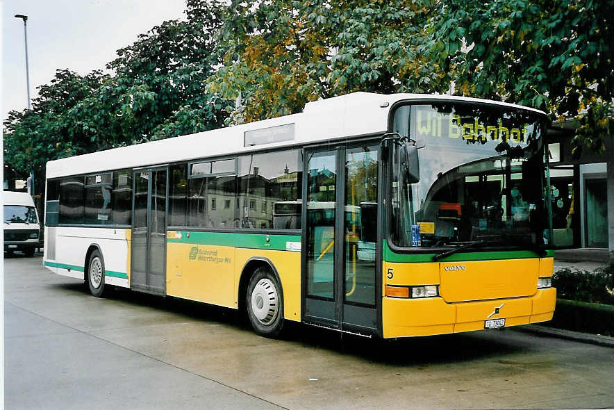 (043'516) - BOS Wil - Nr. 5/TG 73'042 - Volvo/Hess (ex BHW Wil Nr. 5) am 17. Oktober 2000 beim Bahnhof Wil