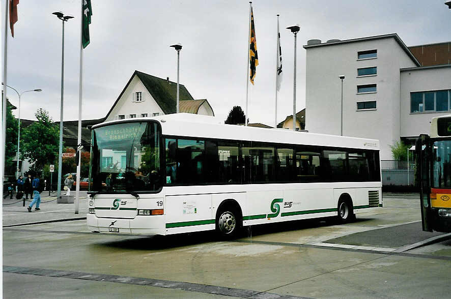 (043'518) - BOS Wil - Nr. 19/SG 3309 - Volvo/Hess am 17. Oktober 2000 beim Bahnhof Wil