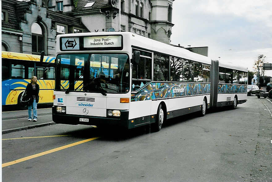 (043'534) - Schneider, Ermenswil - Nr. 1/SG 57'452 - Mercedes (ex AAGL Liestal Nr. 91) am 17. Oktober 2000 beim Bahnhof Rapperswil