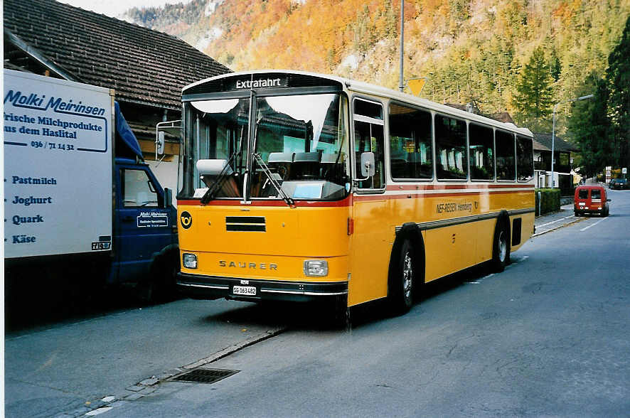 (043'623) - Nef, Hemberg - SG 163'482 - Saurer/R&J (ex P 24'353) am 21. Oktober 2000 in Meiringen, Altersheim