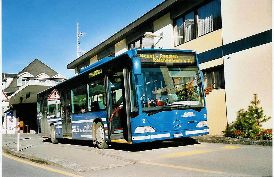 (043'712) - AFA Adelboden - Nr. 2/BE 25'802 - Mercedes am 5. November 2000 beim Bahnhof Frutigen