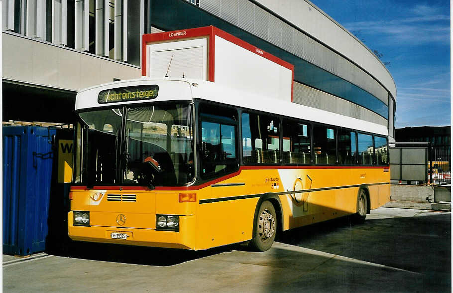 (043'735) - PTT-Regie - P 25'325 - Mercedes/R&J am 19. November 2000 in Bern, Postautostation