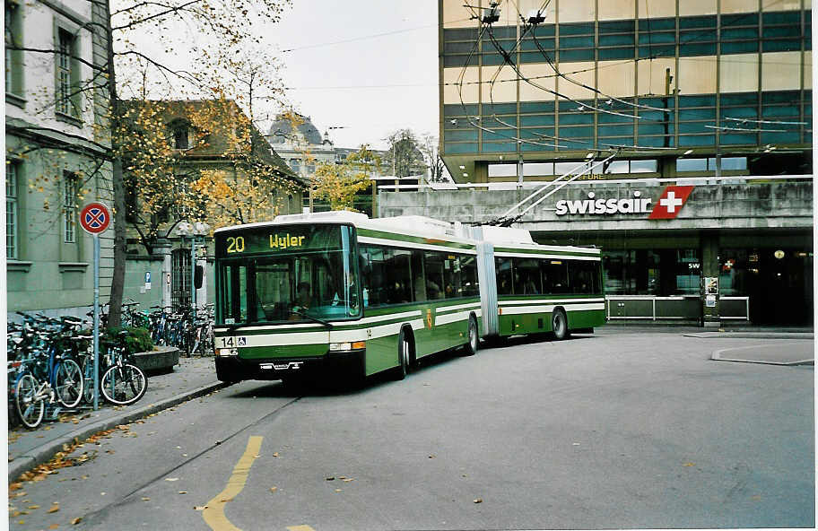 (043'814) - SVB Bern - Nr. 14 - NAW/Hess Gelenktrolleybus am 19. November 2000 beim Bahnhof Bern