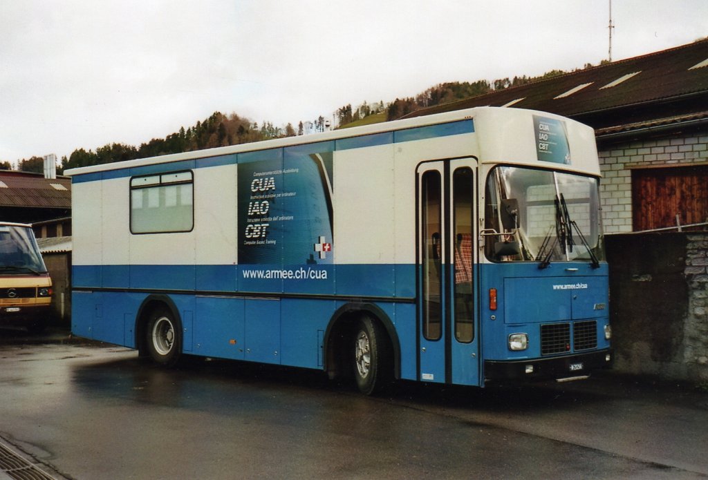 (044'110) - Schweizer Armee - M+20'266 - FBW/FHS Armee-Mobil am 15. Dezember 2000 in Thun, Garage STI