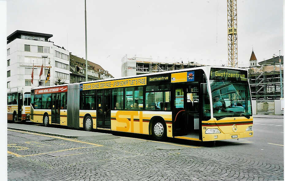 (044'113) - STI Thun - Nr. 75/BE 263'475 - Mercedes am 18. Dezember 2000 beim Bahnhof Thun