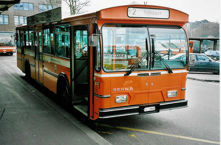 (044'203) - SOO Olten - Nr. 71/SO 21'948 - Berna/Hess am 27. Dezember 2000 beim Bahnhof Olten