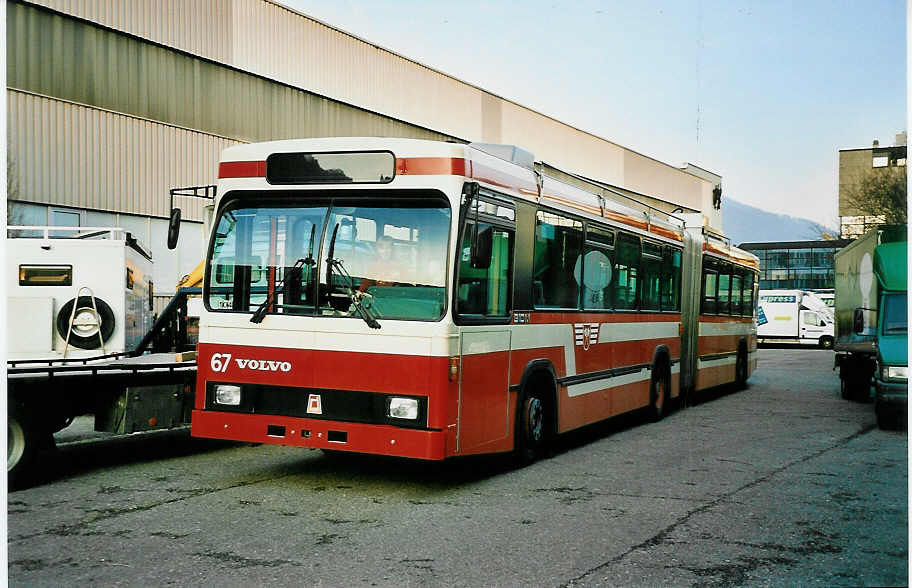 (044'215) - VB Biel - Nr. 67 - Volvo/R&J Gelenktrolleybus am 27. Dezember 2000 in Biel, Zrichstrasse