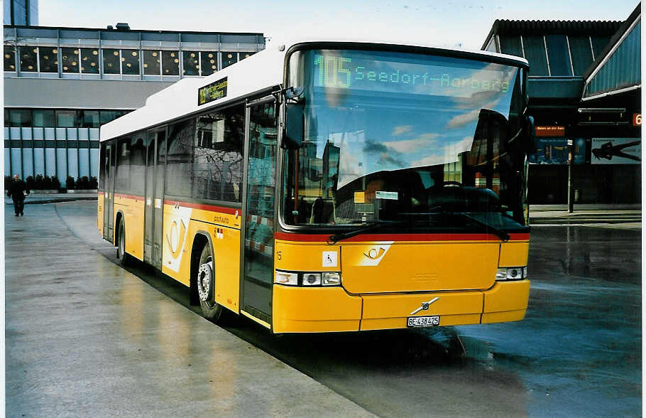 (044'216) - Steiner, Ortschwaben - Nr. 15/BE 438'425 - Volvo/Hess am 28. Dezember 2000 in Bern, Postautostation