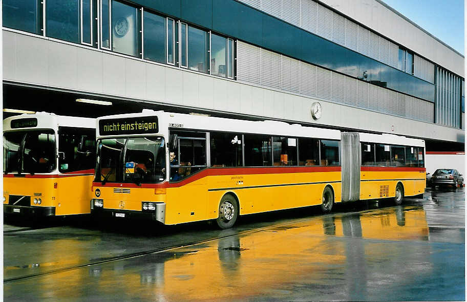 (044'217) - PTT-Regie - P 27'707 - Mercedes am 28. Dezember 2000 in Bern, Postautostation