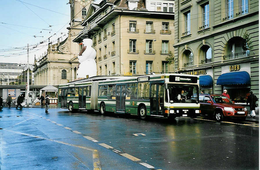 (044'222) - SVB Bern - Nr. 235/BE 513'235 - MAN am 28. Dezember 2000 beim Bahnhof Bern