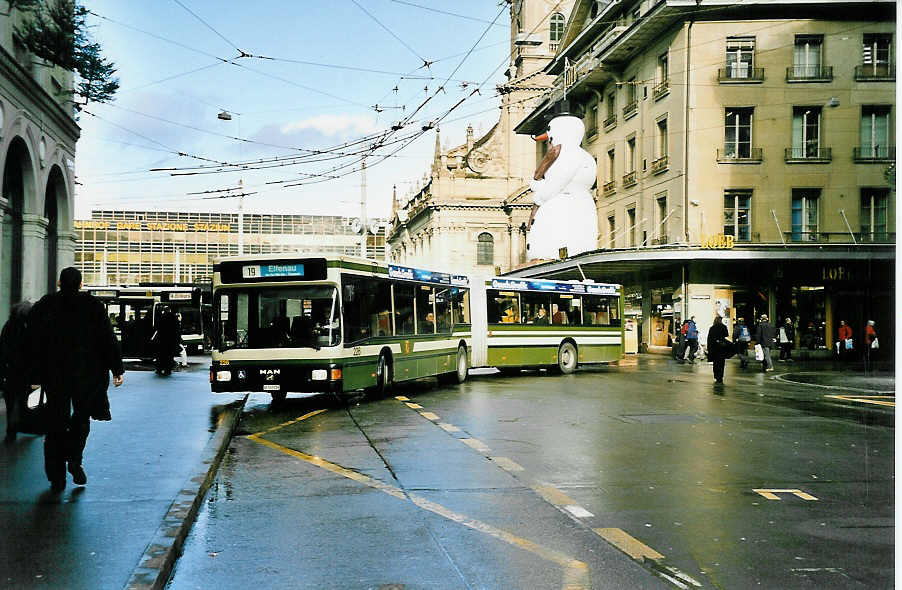 (044'227) - SVB Bern - Nr. 226/BE 513'226 - MAN am 28. Dezember 2000 beim Bahnhof Bern