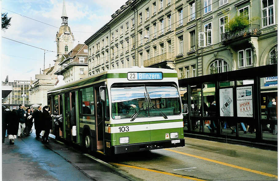 (044'229) - SVB Bern - Nr. 103/BE 500'103 - Volvo/R&J am 28. Dezember 2000 beim Bahnhof Bern