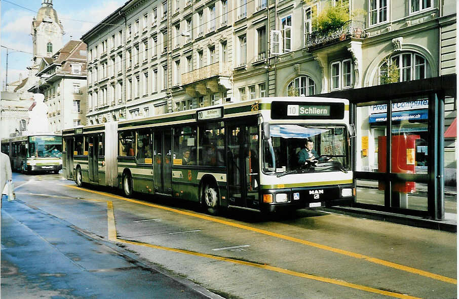(044'230) - SVB Bern - Nr. 213/BE 513'213 - MAN am 28. Dezember 2000 beim Bahnhof Bern