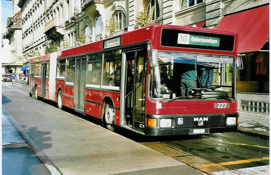 (044'232) - Bernmobil, Bern - Nr. 227/BE 513'227 - MAN am 28. Dezember 2000 beim Bahnhof Bern