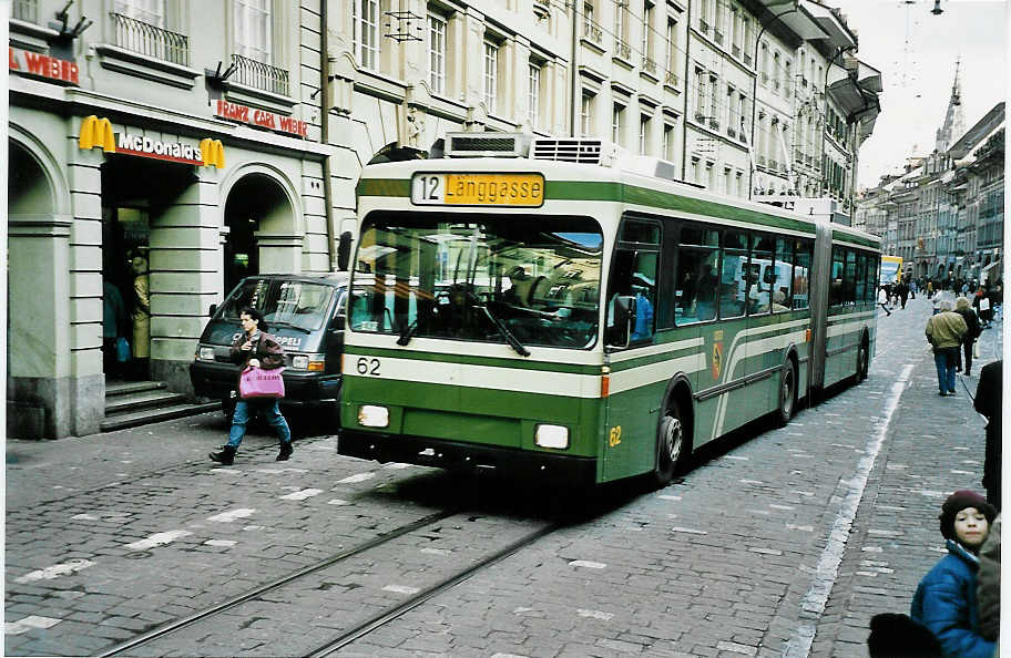 (044'236) - SVB Bern - Nr. 62 - Volvo/R&J Gelenktrolleybus am 28. Dezember 2000 in Bern, Marktgasse
