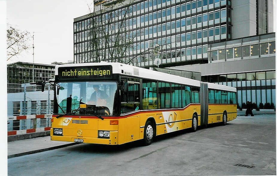 (044'305) - PTT-Regie - P 27'726 - Mercedes am 28. Dezember 2000 in Bern, Postautostation