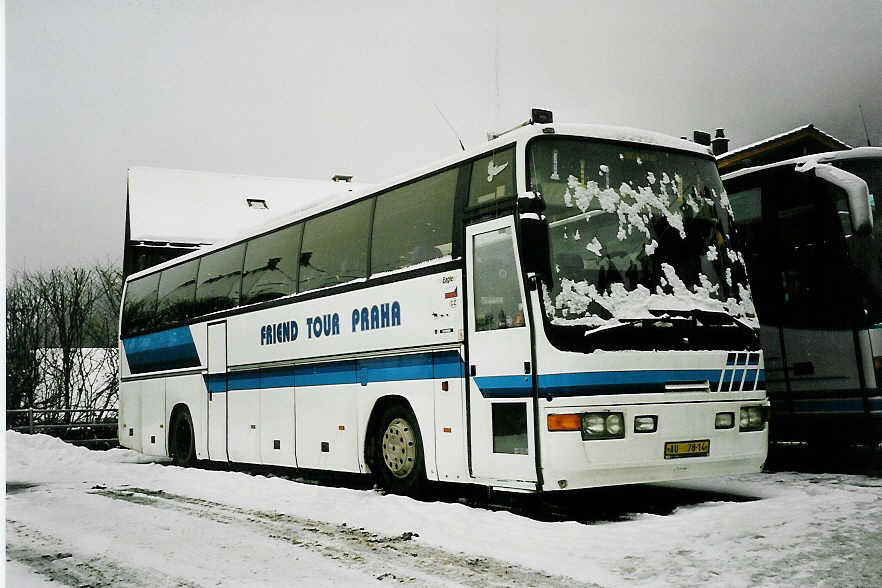 (044'316) - Aus der Tschechoslowakei: Friend Tour, Praha - AU-78-14 - Scania am 30. Dezember 2000 in Adelboden, Landstrasse