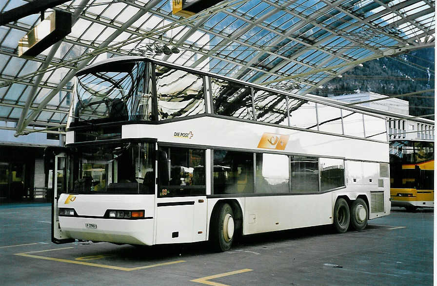 (044'402) - PTT-Regie - P 27'900 - Neoplan am 1. Januar 2001 in Chur, Postautostation