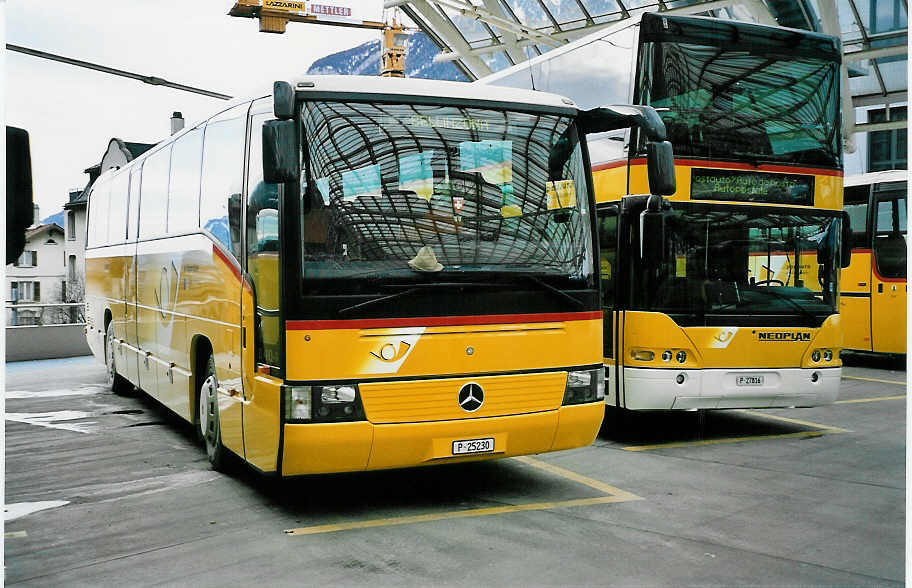 (044'502) - PTT-Regie - P 25'230 - Mercedes am 1. Januar 2001 in Chur, Postautostation