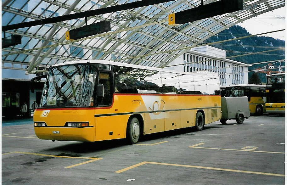 (044'515) - PTT-Regie - P 25'856 - Neoplan am 1. Januar 2001 in Chur, Postautostation