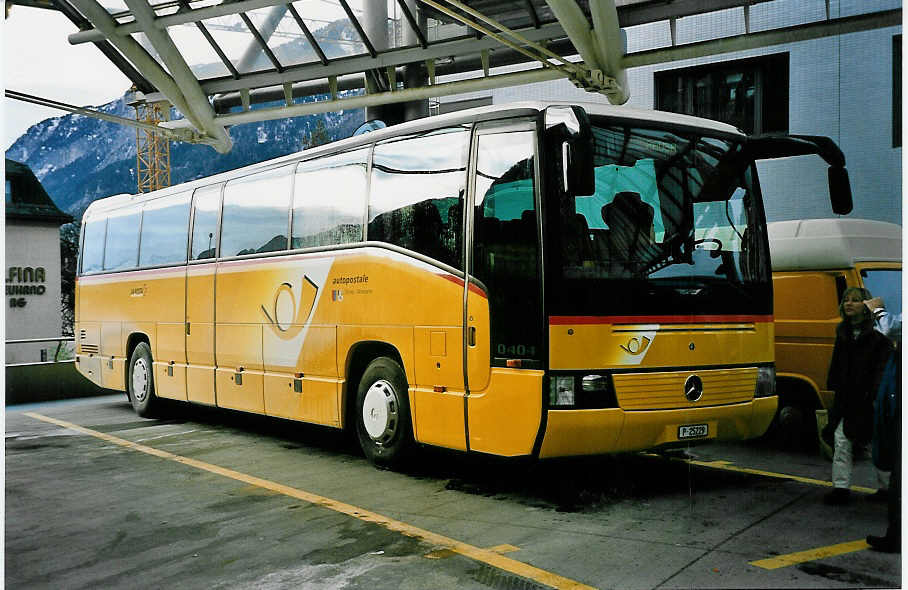 (044'521) - PTT-Regie - P 25'229 - Mercedes am 1. Januar 2001 in Chur, Postautostation