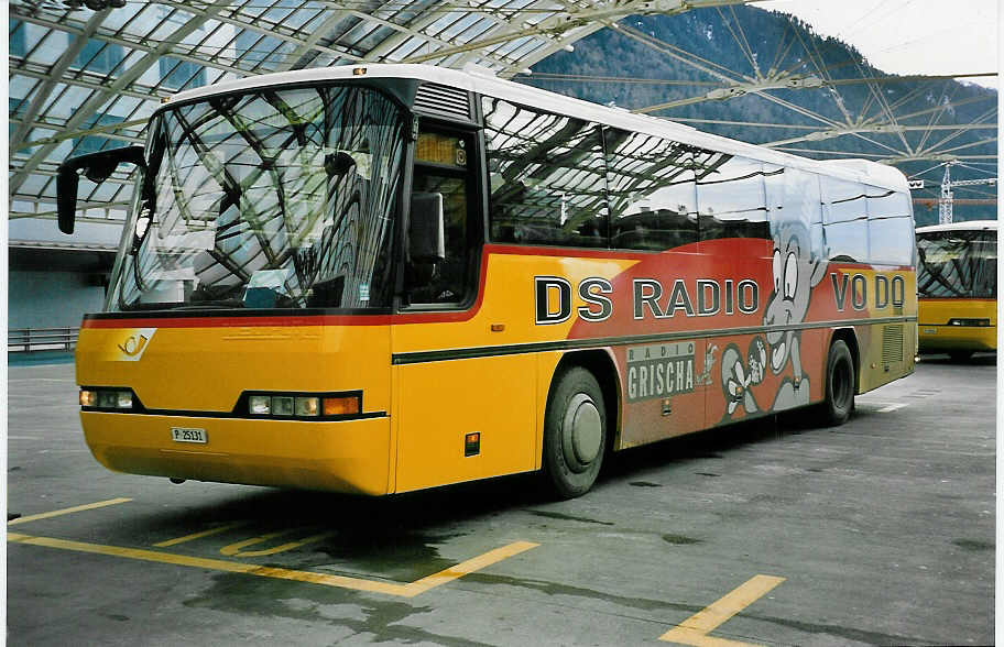 (044'523) - PTT-Regie - P 25'131 - Neoplan am 1. Januar 2001 in Chur, Postautostation