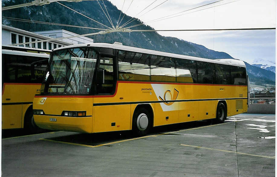 (044'524) - PTT-Regie - P 25'124 - Neoplan am 1. Januar 2001 in Chur, Postautostation