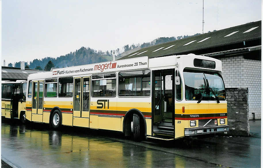 (044'530) - STI Thun - Nr. 35/BE 443'835 - Volvo/R&J (ex SAT Thun Nr. 35) am 4. Januar 2001 in Thun, Garage