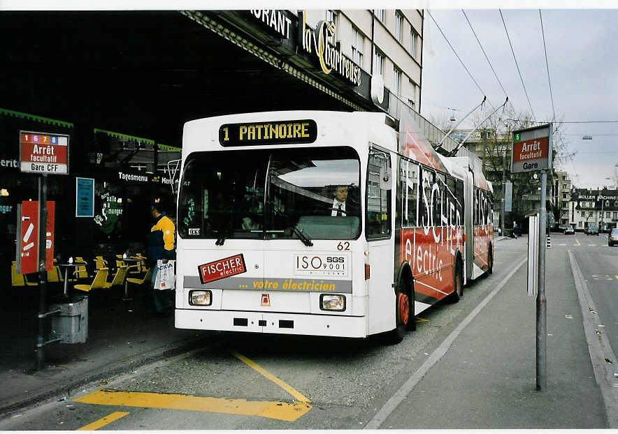 (044'735) - VB Biel - Nr. 62 - Volvo/R&J Gelenktrolleybus am 17. Februar 2001 beim Bahnhof Biel