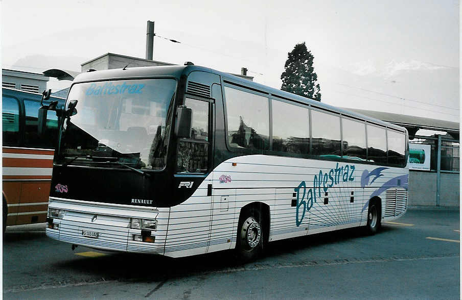 (044'810) - Ballestraz, Grne - VS 105'182 - Renault am 20. Februar 2001 beim Bahnhof Sierre