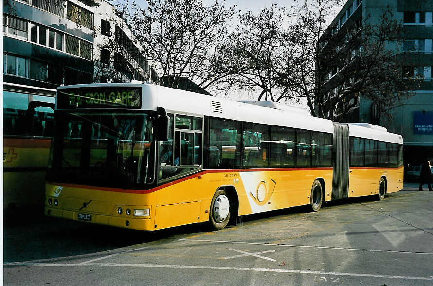 (044'816) - Buchard, Leytron - VS 104'346 - Volvo am 20. Februar 2001 beim Bahnhof Sion