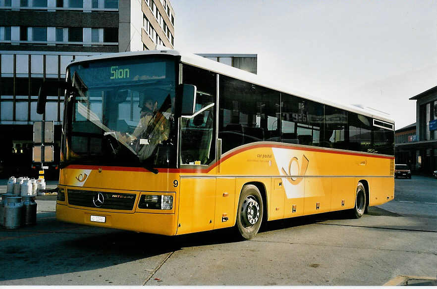 (044'821) - Lathion, Sion - Nr. 9/VS 12'990 - Mercedes am 20. Februar 2001 beim Bahnhof Sion
