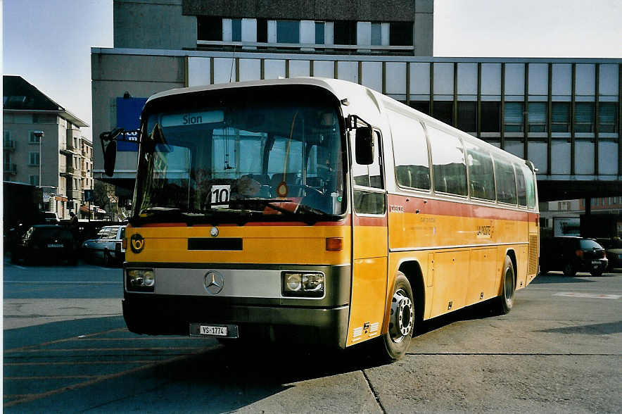 (044'822) - Constantin, Arbaz - VS 1774 - Mercedes am 20. Februar 2001 beim Bahnhof Sion