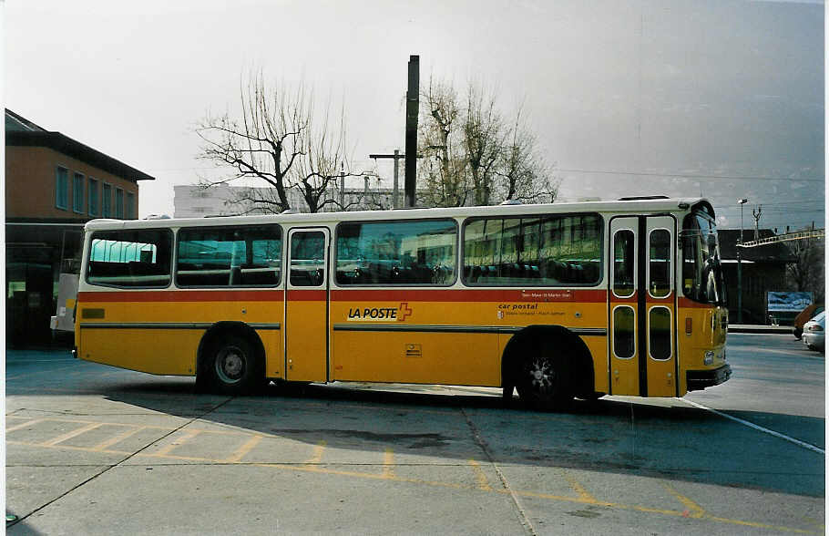 (044'824) - PTT-Regie - P 24'412 - Saurer/R&J am 20. Februar 2001 beim Bahnhof Sion