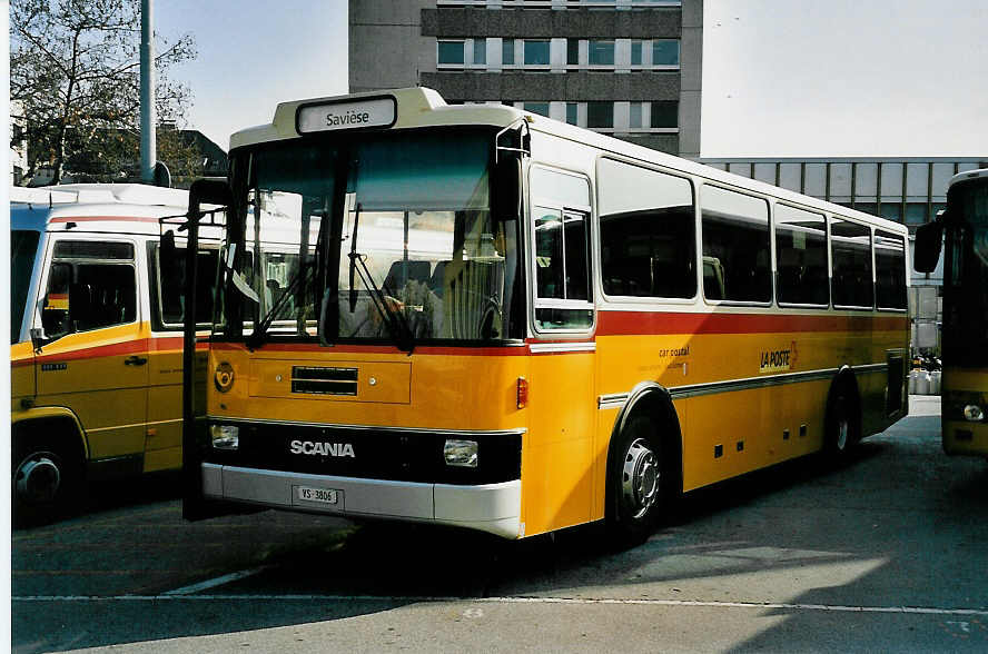 (044'832) - Dubuis, Savise - VS 3806 - Scania/Lauber am 20. Februar 2001 beim Bahnhof Sion