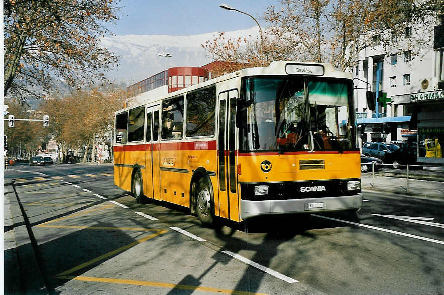 (044'834) - Dubuis, Savise - VS 3806 - Scania/Lauber am 20. Februar 2001 beim Bahnhof Sion