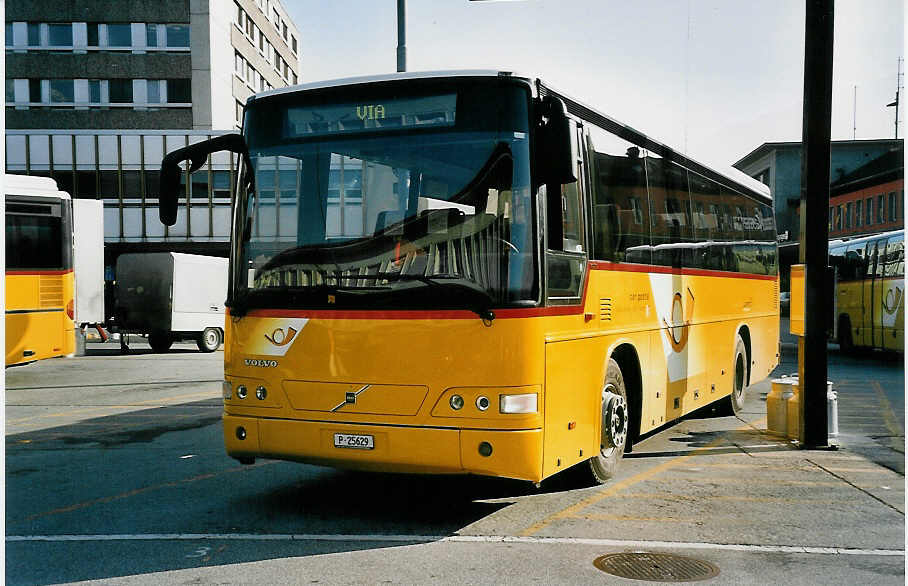(044'901) - PTT-Regie - P 25'629 - Volvo am 20. Februar 2001 beim Bahnhof Sion