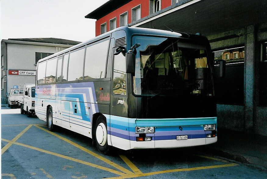 (044'904) - Ballestraz, Grne - VS 141'494 - Renault am 20. Februar 2001 beim Bahnhof Sion