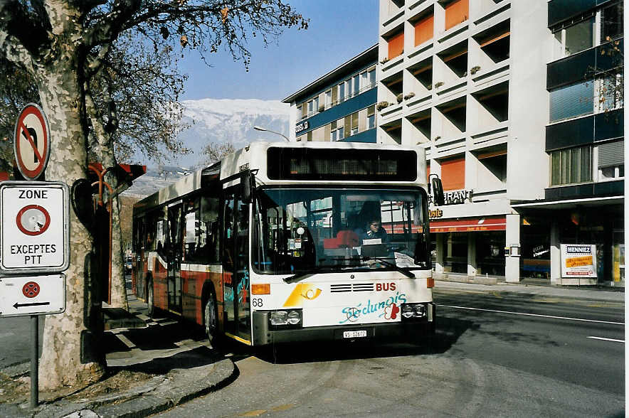 (044'905) - Lathion, Sion - Nr. 68/VS 12'672 - Mercedes (ex Gillioz, Sion) am 20. Februar 2001 beim Bahnhof Sion