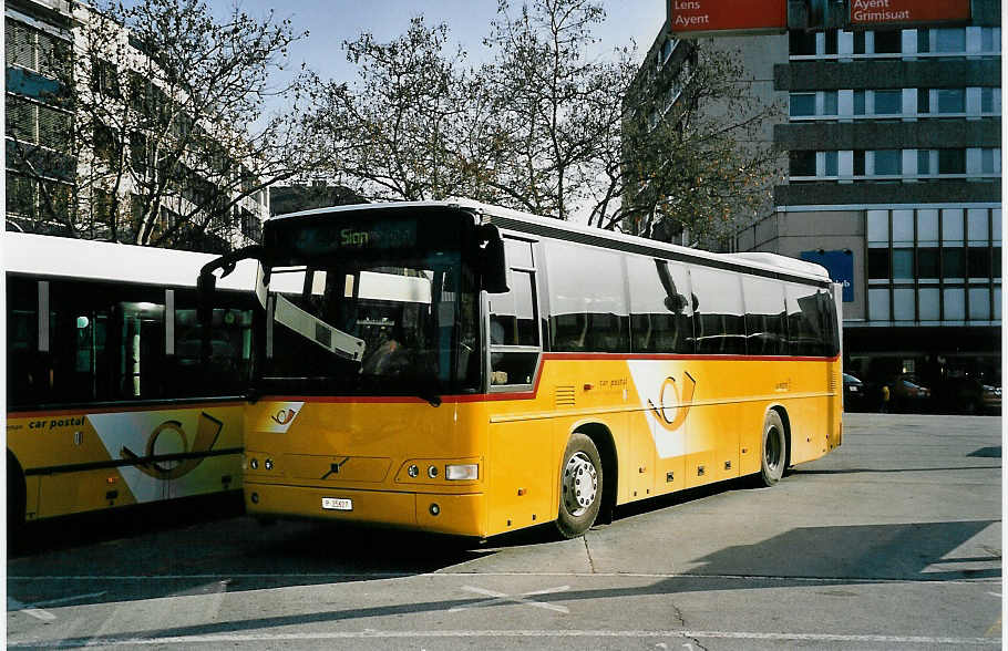 (044'906) - PTT-Regie - P 25'627 - Volvo am 20. Februar 2001 beim Bahnhof Sion