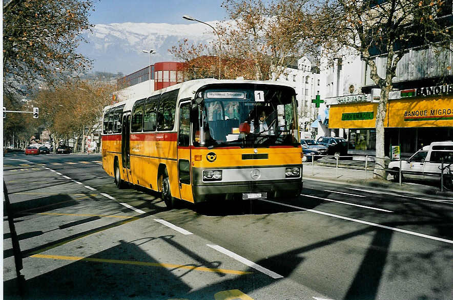 (044'910) - Rielle, Sion - VS 1742 - Mercedes am 20. Februar 2001 beim Bahnhof Sion